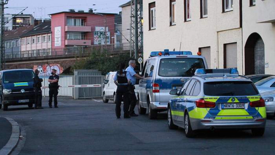 România închişi în două blocuri şi păziţi de poliţie, în Germania. Trei dintre ei au coronavirus