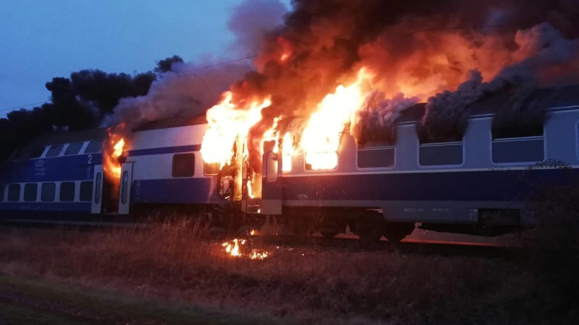 Intervenție de urgență în Argeș. Un tren de călători a fost cuprins de flăcări