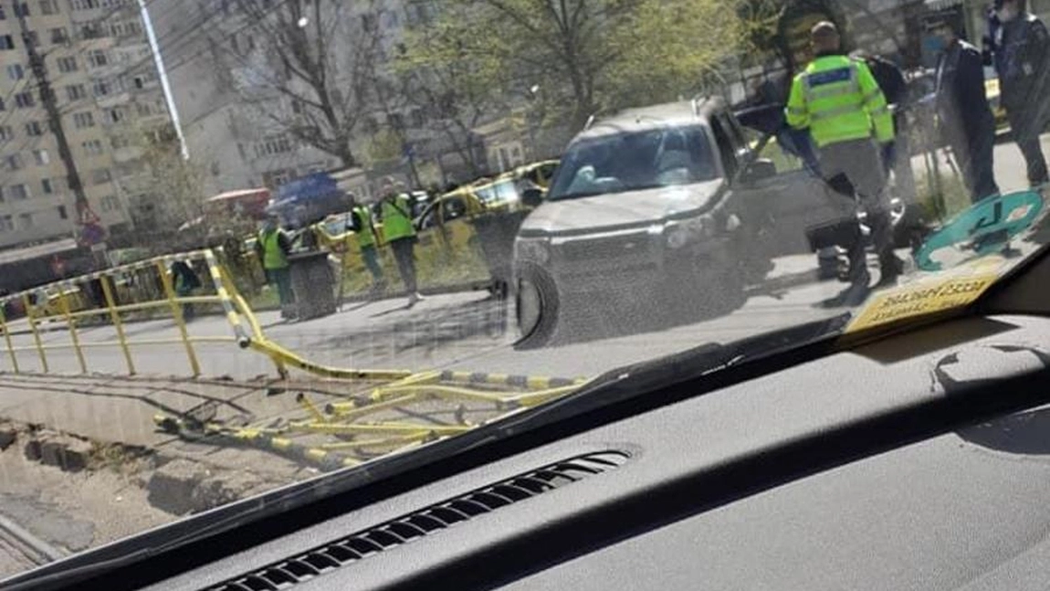 Un șofer urmărit de poliție a dărâmat un refugiu de pietoni - Foto
