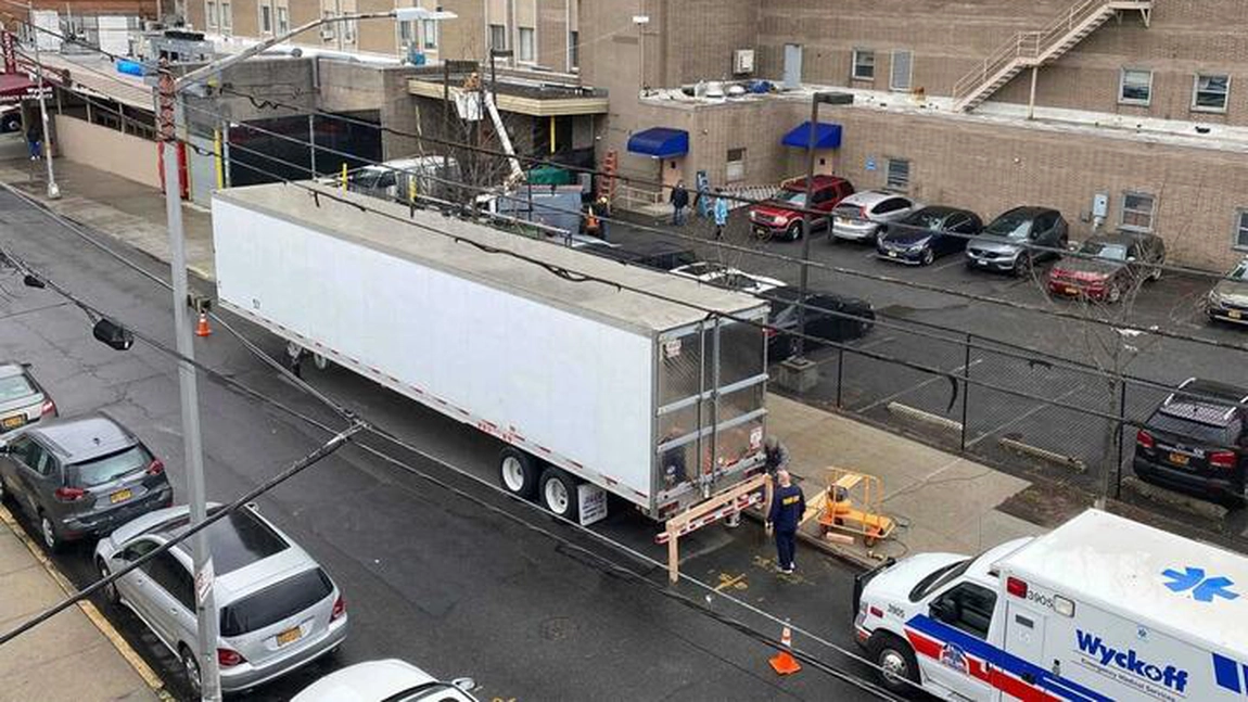 New York. Zeci de cadavre descoperite în camioane frigorifice pe o stradă, după ce trecătorii s-au plâns de miros