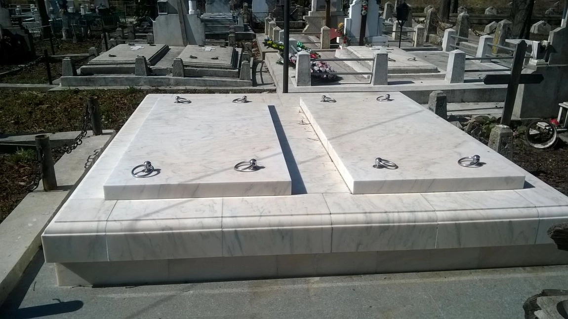Român obligat să plătească daune pentru că și-a înmormântat rudele în cavoul unui vecin!