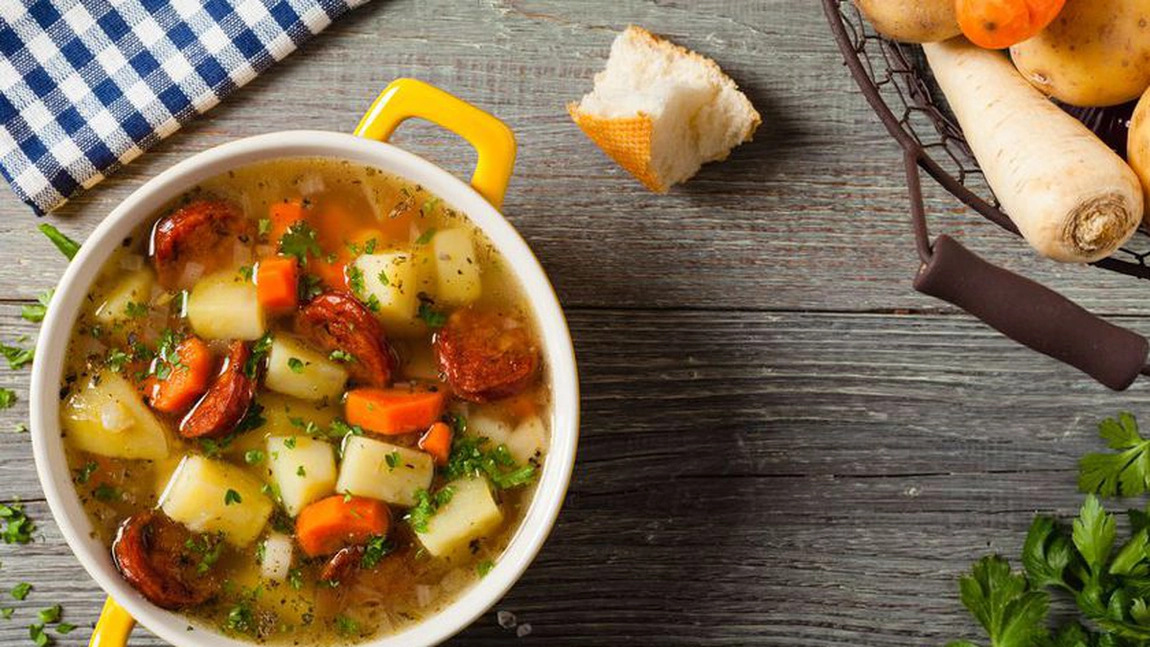 Reţetă de ciorbă de cartofi. Poţi pune în ea şi nişte cârnaţi chorizo
