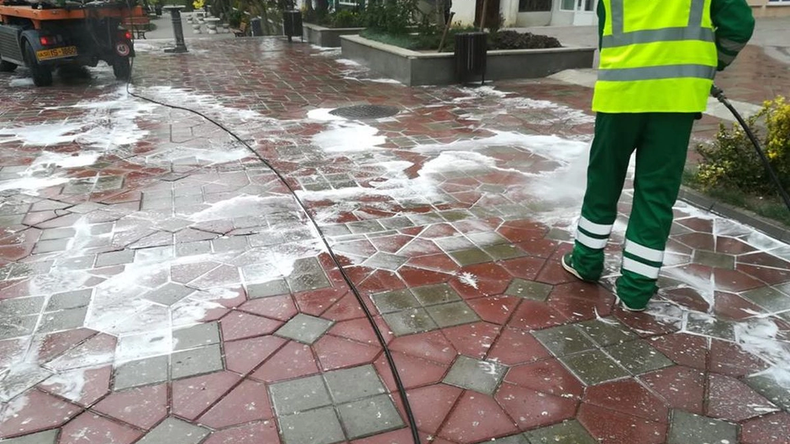 Cantități uriașe de dezinfectante, împrăștiate pe alei și în scările de bloc din Iași