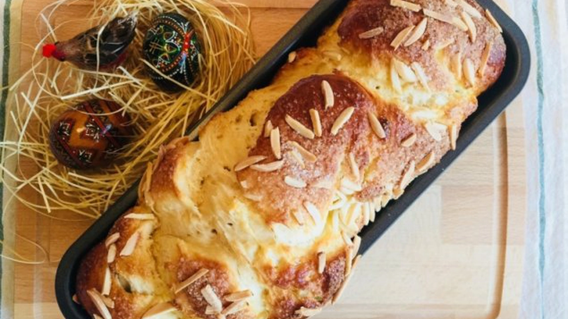 Nu are nevoie de frământare şi iese mereu pufos. Cea mai simplă reţetă de cozonac de Paşte!