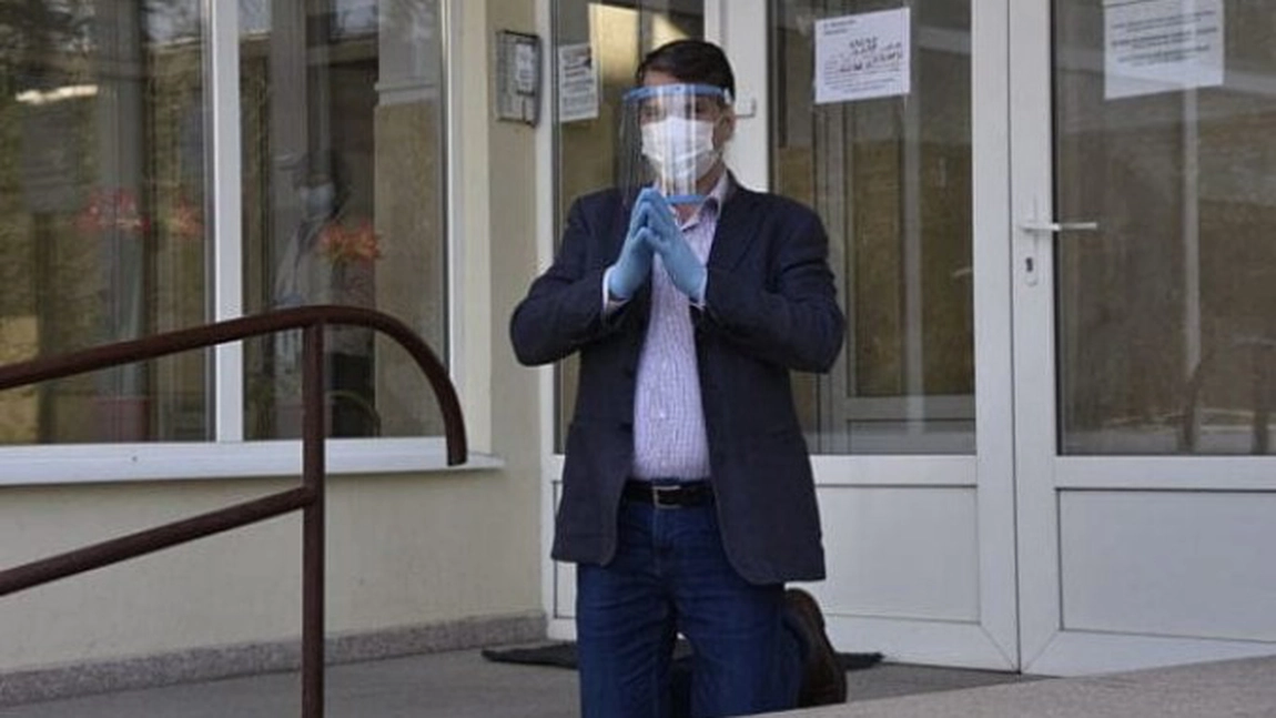 Directorul din Suceava dat afară pentru că s-a rugat în genunchi şi-a regizat „ruga” - VIDEO