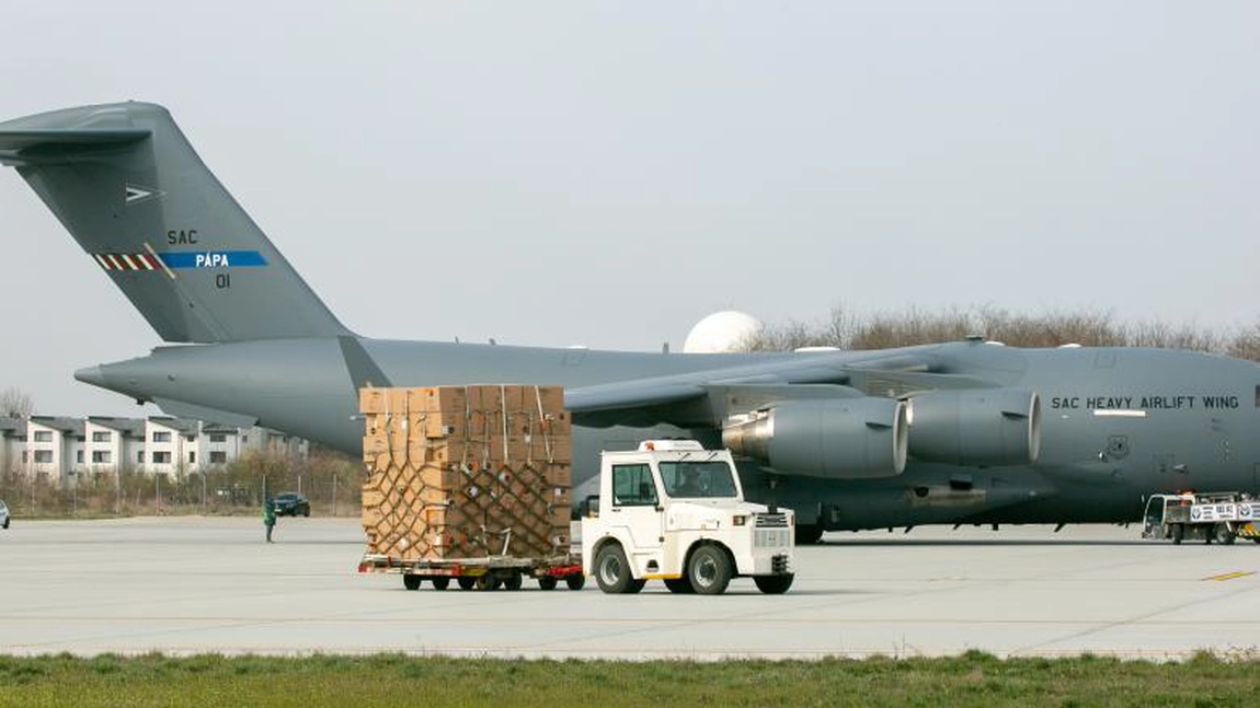 Peste 45 de tone de echipamente medicale, aduse de Forțele Aeriene Române din Germania