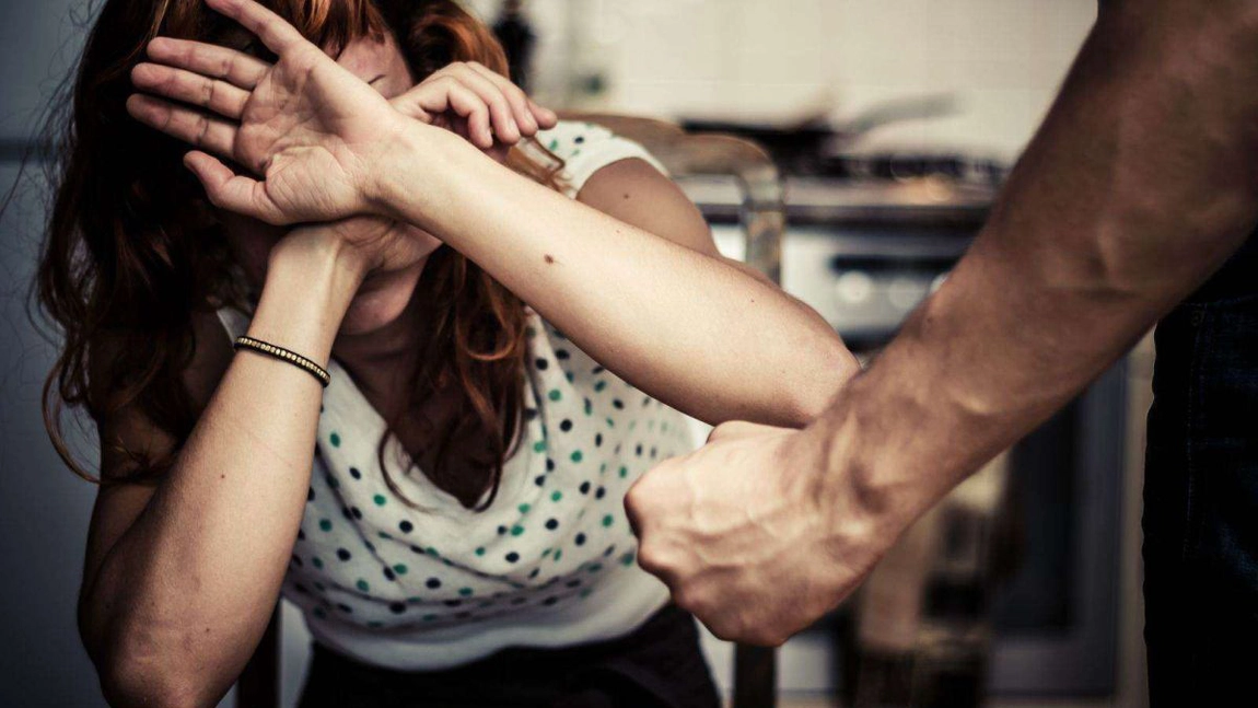 Iadul unei ieșence: bătută, hărțuită și amenințată de propriul soț! Fiica celor doi, agresată și ea de individ! Bărbatul a scăpat de temniță!