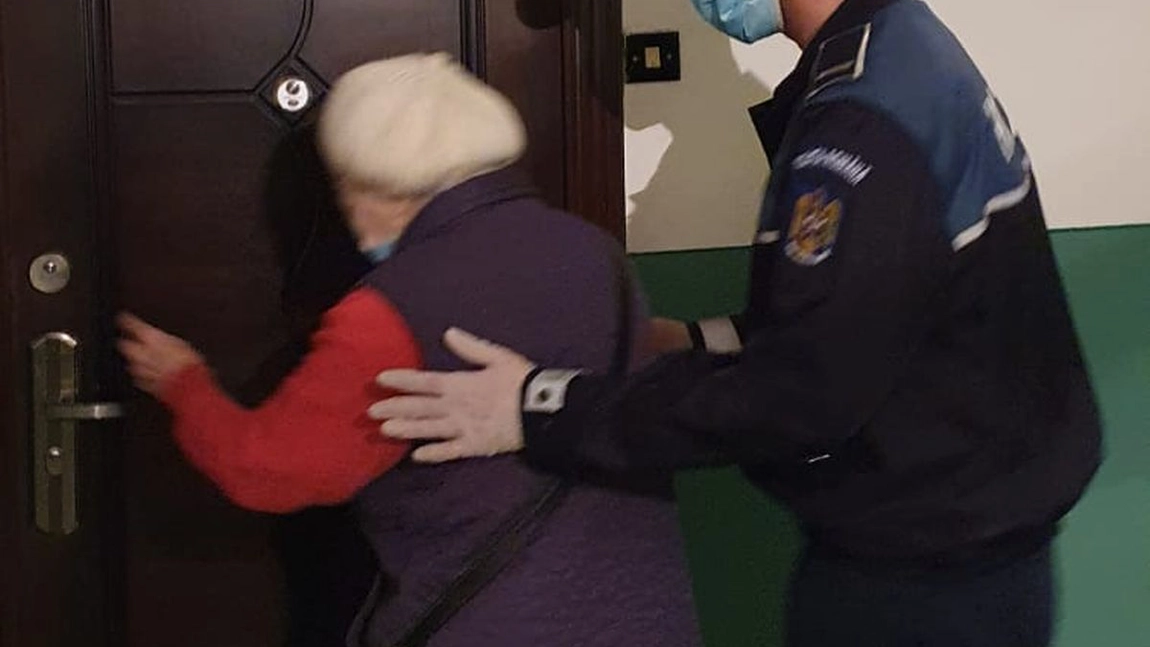 Eroii există! O bătrână în vârstă de 82 de ani cu un copil imobilizat la pat a fost ajutată de poliţişti să ajungă la bancă - FOTO