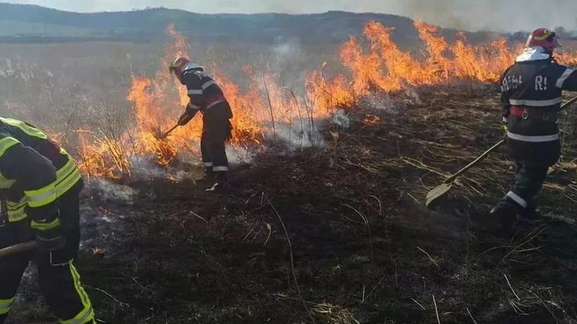 Coșmar în localitățile ieșene. Sute de hectare de teren, mistuite de foc. Flăcările au distrus și livezi