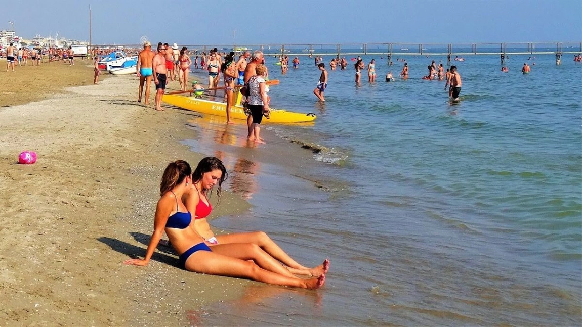 Incredibil! Ce fac italienii pentru a putea merge la plajă