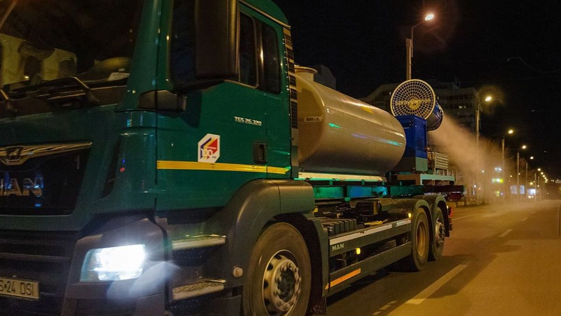 Dezinfecția străzilor cu substanțe speciale continuă pe timpul nopții în Iași