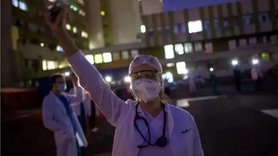 S-a realizat prima operație pe un pacient infectat cu COVID-19! Echipa medicală, întâmpinată cu aplauze