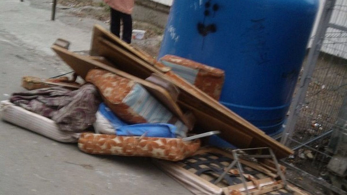 Sancțiune usturătoare pentru că a aruncat obiectele vechi din casă pe domeniul public