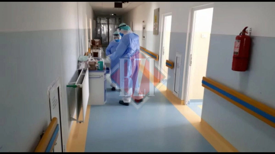 Nimeni în afară de medici nu a văzut asta! Imagini în EXCLUSIVITATE din secția în care pacienții cu coronavirus se zbat între viață și moarte! Doctorii se luptă să-i salveze - FOTO, VIDEO