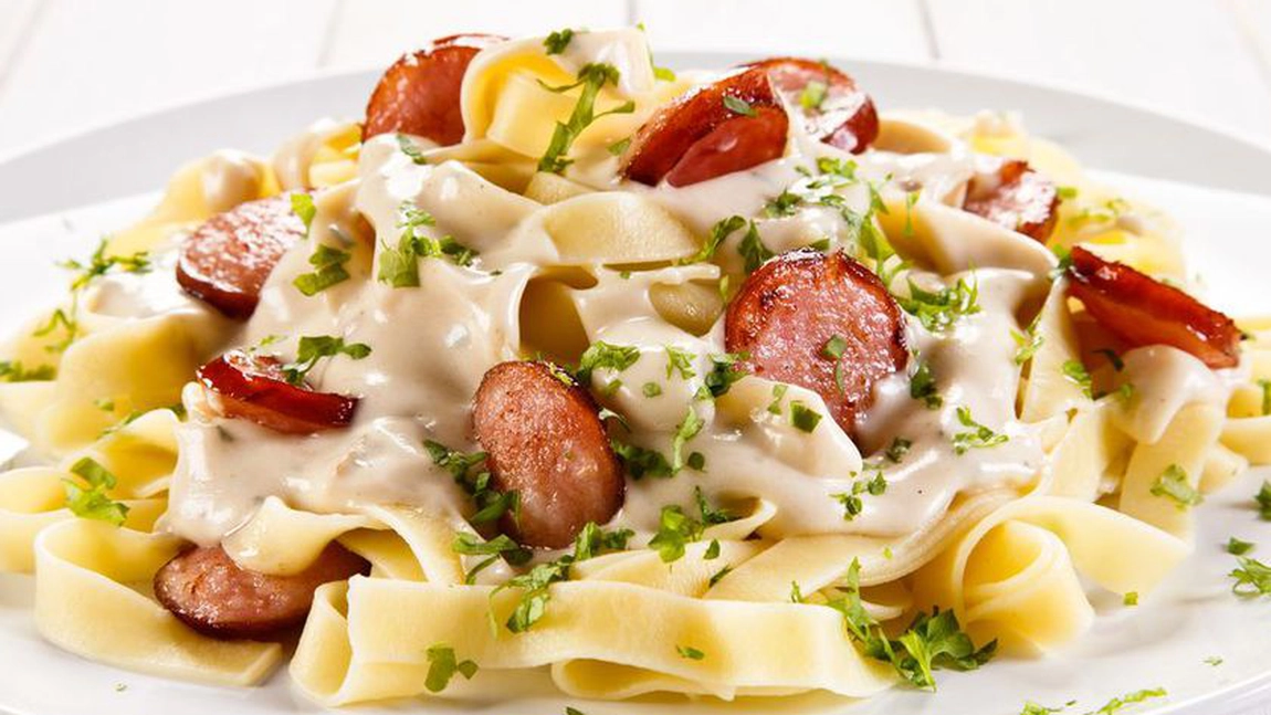 Reţetă de paste cu cârnaţi. De ce ingrediente ai nevoie