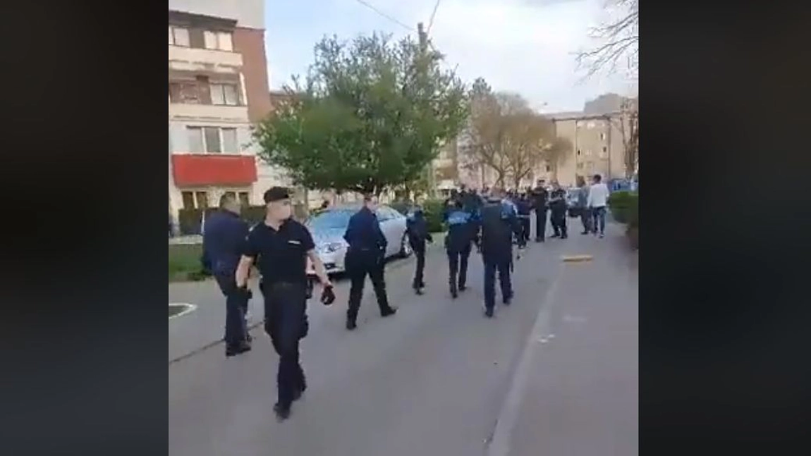 Scandal monstru într-un cartier din Hunedoara. Poliţişti alungaţi cu pietre de o gloată furioasă. VIDEO