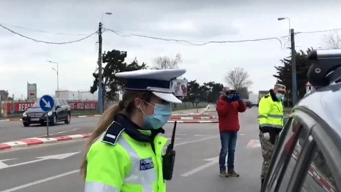 Medic ieșit din gardă, oprit în trafic de o polițistă în Capitală: „A luat poziția de drepți în fața mea și m-a salutat militărește, cu mâna la chipiu”