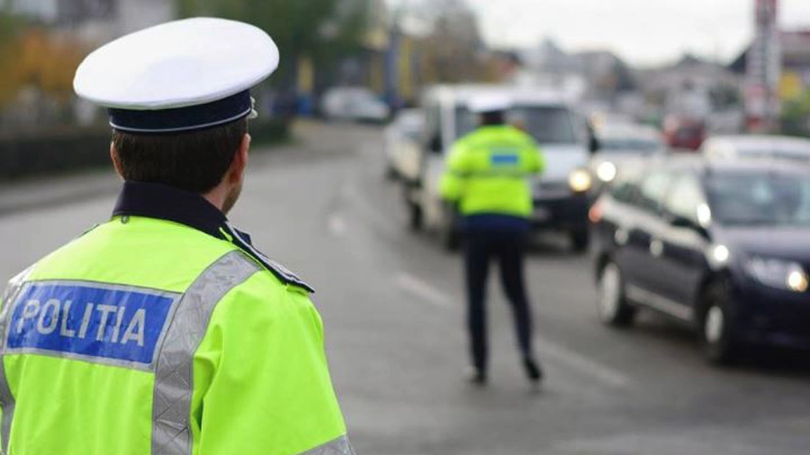 Beat și fără permis de conducere, dar la volan. Riscă să ajungă după gratii