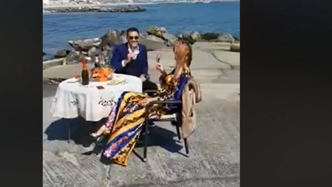 Fost senator amendat de poliţie pentru că şi-a scos soţia la o cină romantică la malul mării - VIDEO