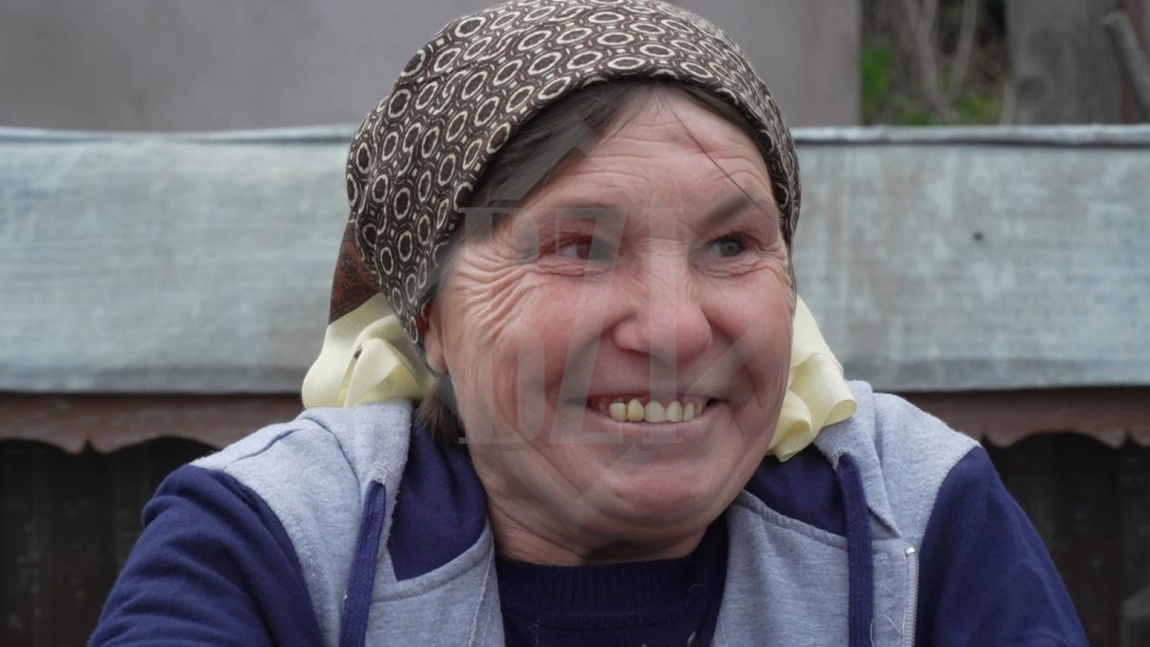 VIDEO VIRAL! Soția unui ieșean mort după ce a băut spirt contrafăcut, cu zâmbetul pe buze: 