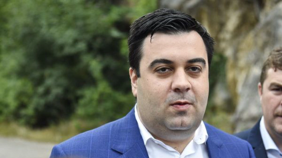 Răzvan Cuc îl ironizează pe Klaus Iohannis: „Taie panglici la proiectele PSD!“