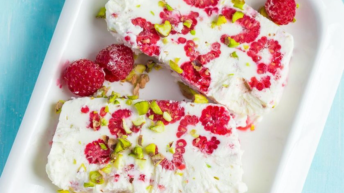Reţetă de semifreddo cu fistic şi zmeură