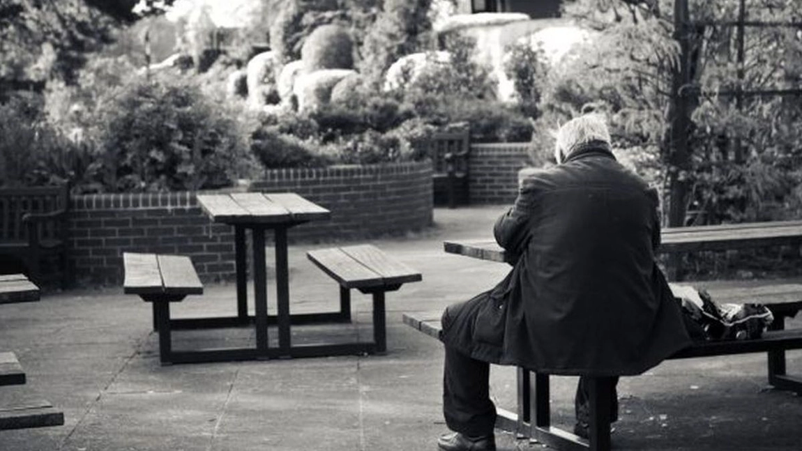 Scrisoarea unui pensionar ieșean către Marcel Vela și Ludovic Orban! Bărbatul le-a dedicat două poezii guvernanților!