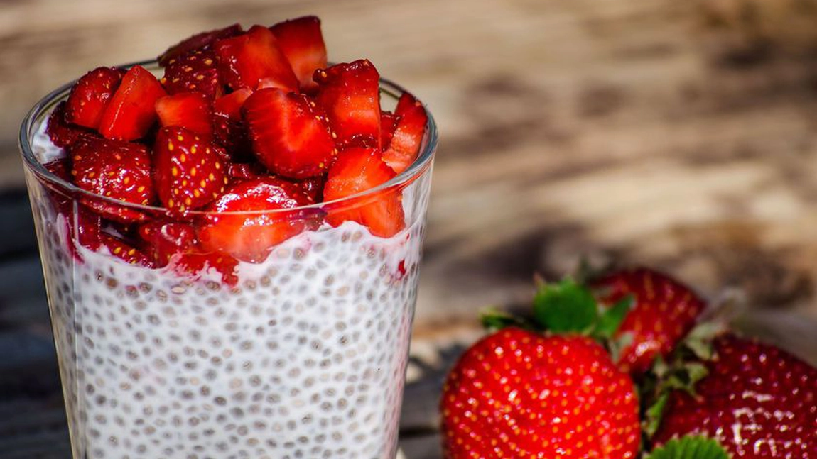 Reţetă de budincă uşor de făcut - Budincă de chia cu bucăţi de căpşuni