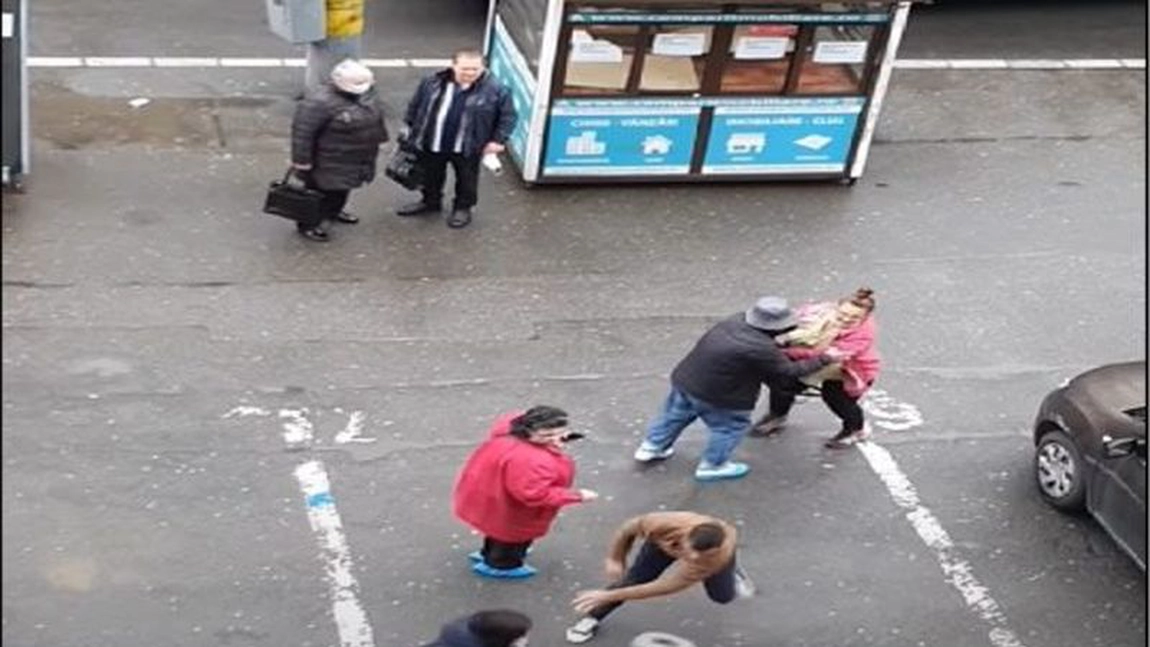 Scene şocante în Cluj! Femeie în scaun cu rotile, bătută și împinsă de pe scaun - VIDEO