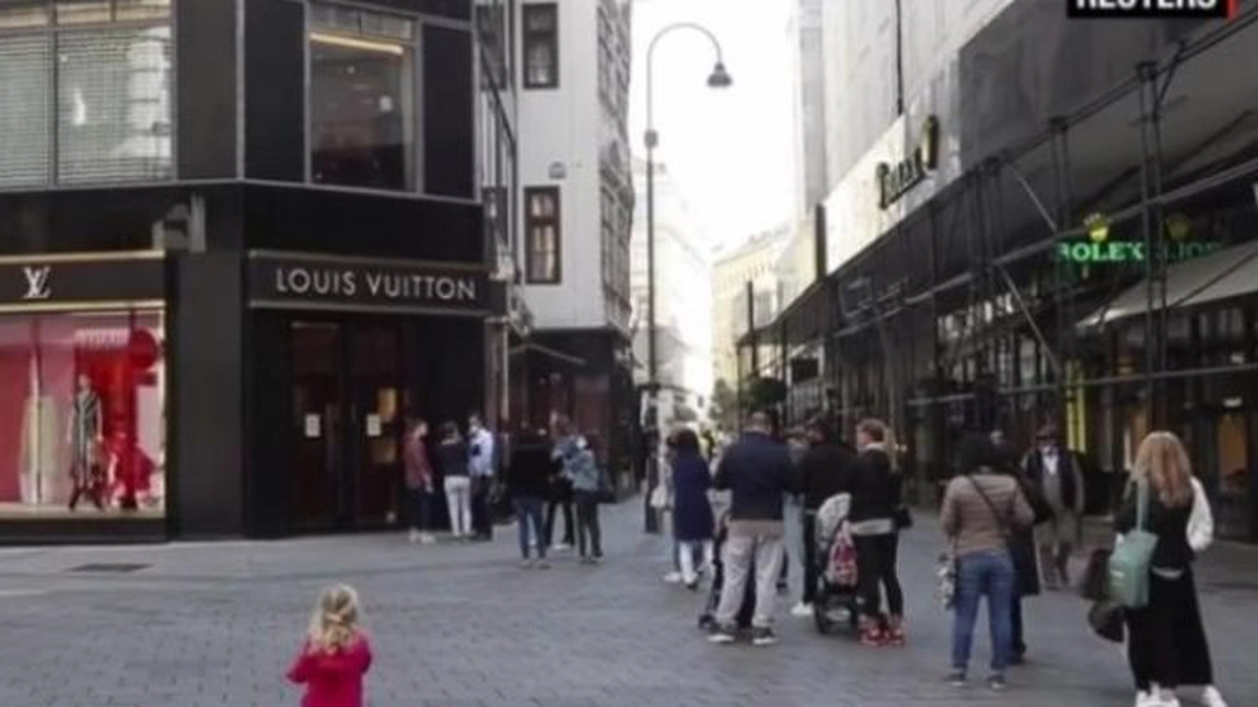 Coadă la Louis Vuitton în centrul Vienei, după redeschiderea magazinelor
