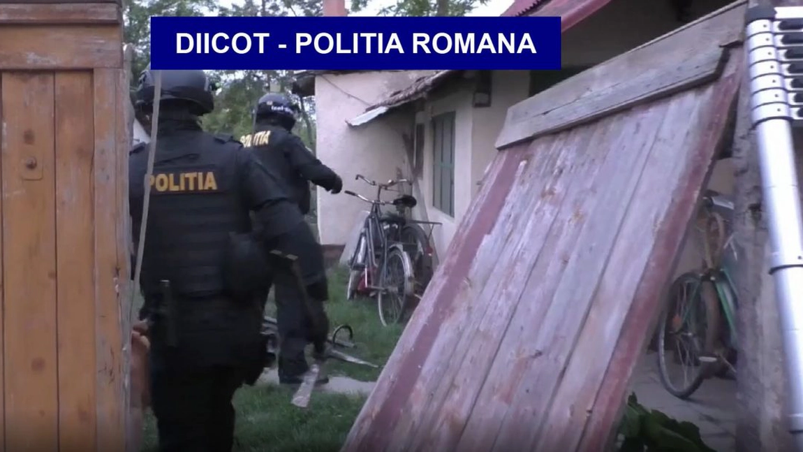 Femeie din Timişoara, suspectă de acte de terorism. DIICOT a efectuat percheziţii - VIDEO
