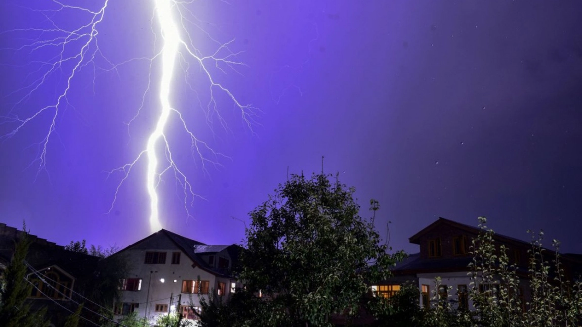 Cod galben de ploi torențiale și vijelii în aproape toată țara