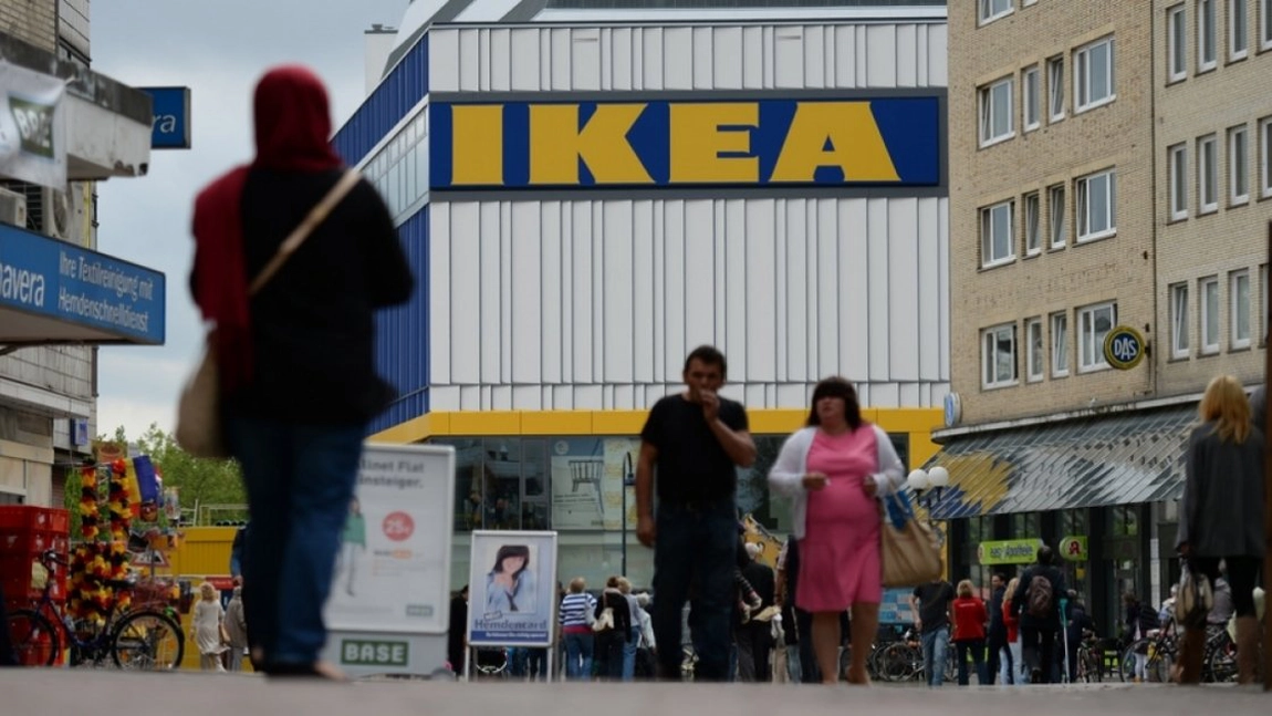 Ai accepta să lucrezi pe banii ăștia? Cu cât este plătită, de fapt, o casieră la Ikea