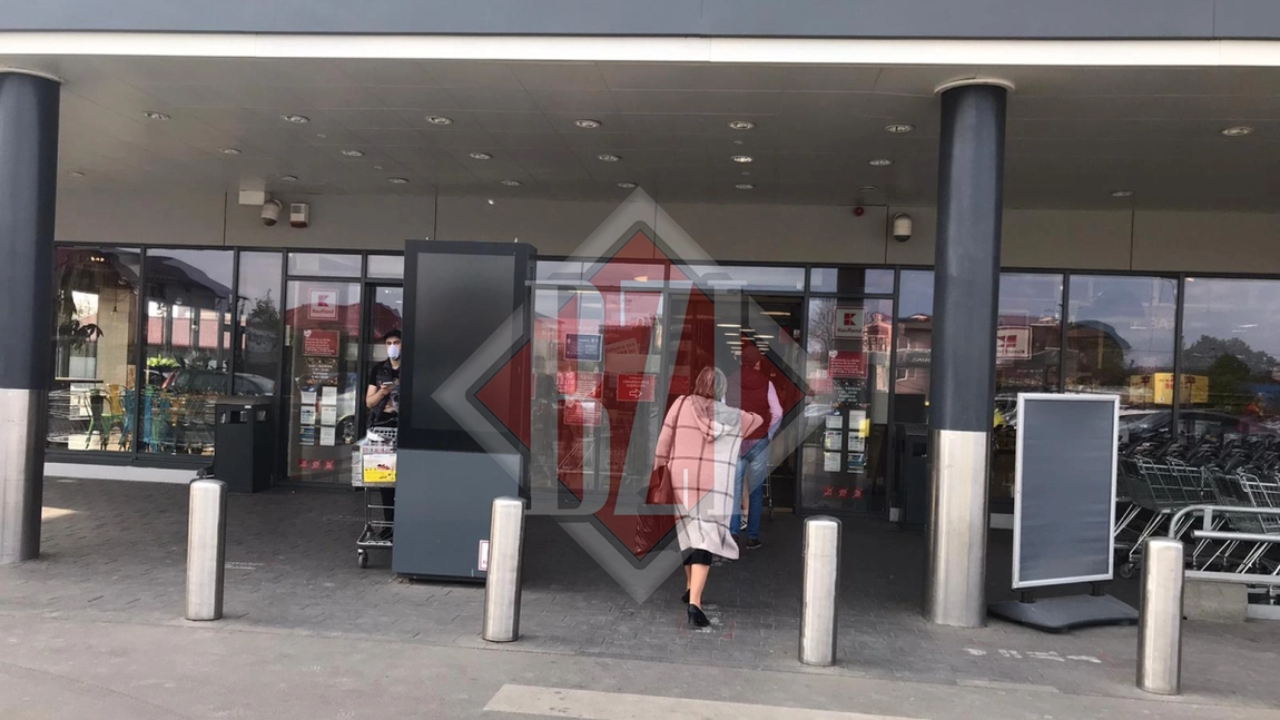 Hipermarketul Kaufland din Alexandru cel Bun a renunțat la termometrul de frunte după scandalul imens provocat de o ieșeancă. Cum vor face paznicii triajul clienților - FOTO, VIDEO