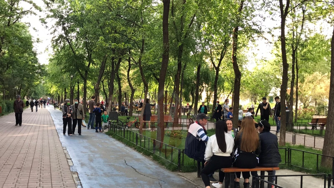 Ieșenii au invadat parcurile și esplanadele. Numeroase persoane au fost amendate pentru provocare de scandal și consum de alcool