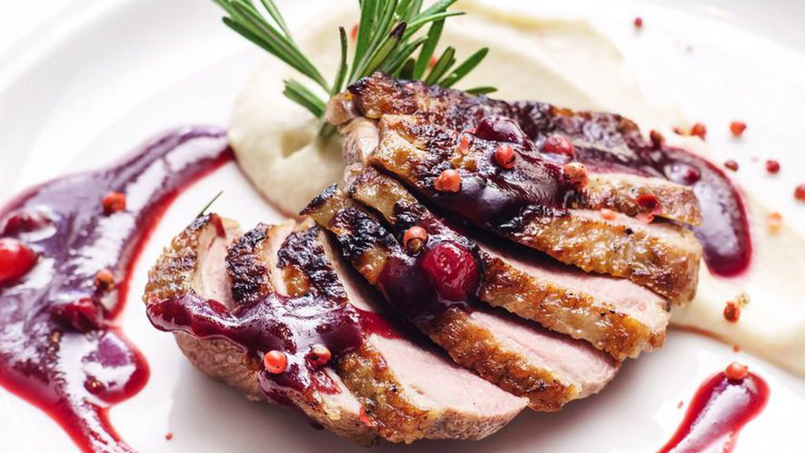 Cum se prepară pieptul de rață în sos de vin
