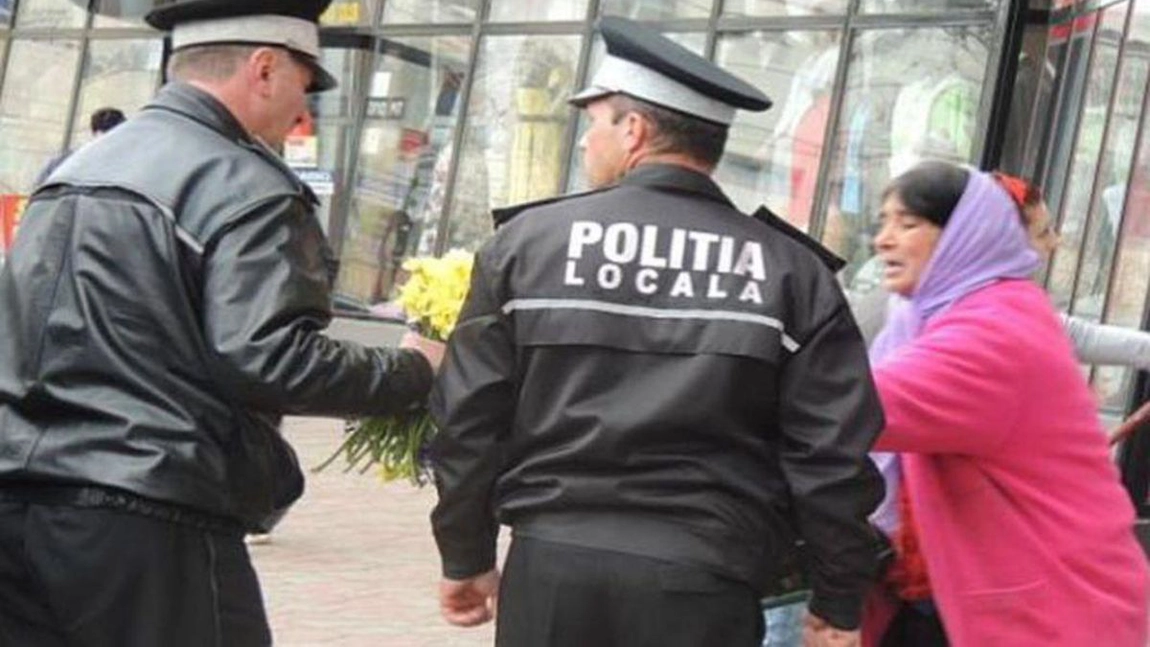Vânzătorii ambulanți de flori de sezon, luați pe sus de polițiștii locali din Iași