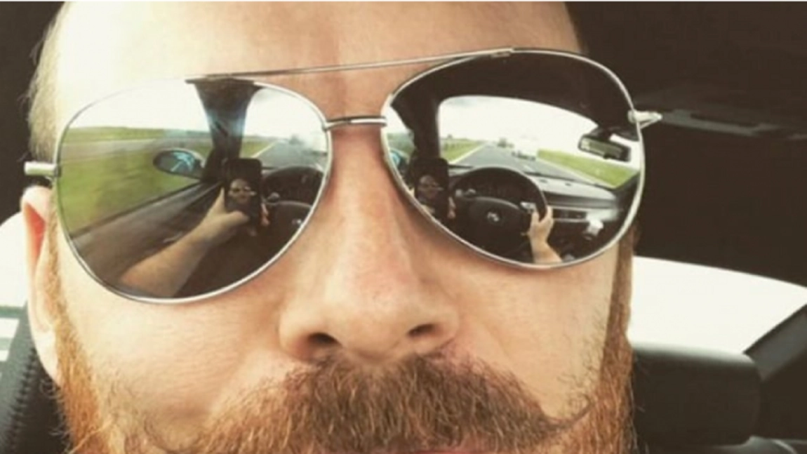 S-a fotografiat la volan și acum îl caută oamenii legii! Ce făcuse conducătorul auto