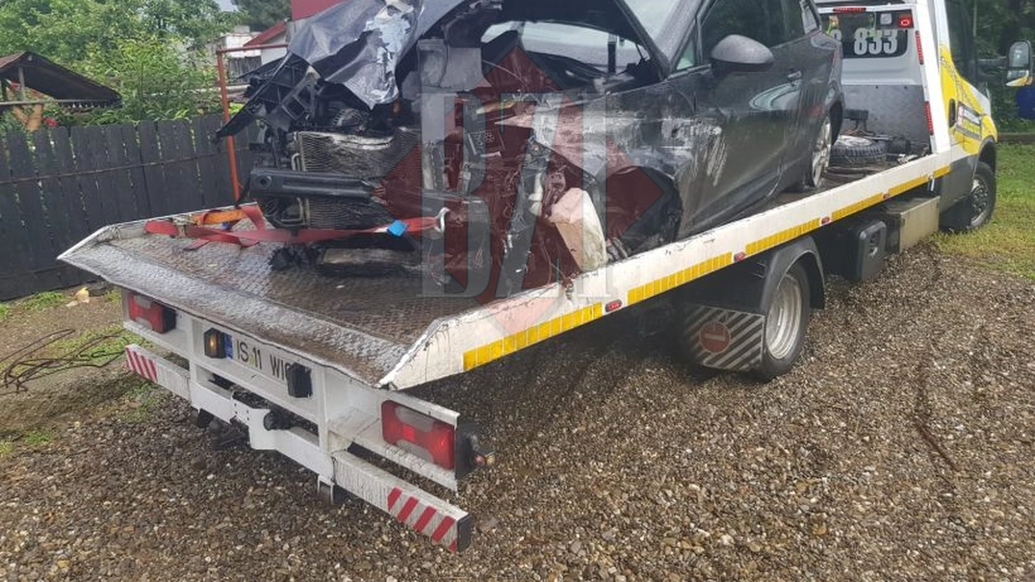 Accident rutier după ce o tânără a intrat într-un stâlp cu autoturismul! Nu era obişnuită cu maşina (EXCLUSIV)