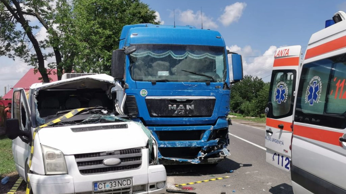 Accident rutier mortal în Iaşi! O persoană a decedat în urma impactului dintre o dubiţă şi un camion (EXCLUSIV) - FOTO,VIDEO