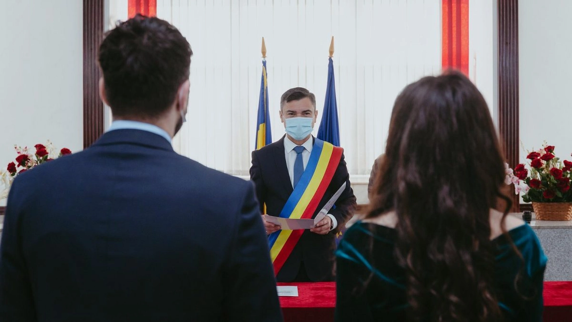GALERIE FOTO de la Starea Civilă Iaşi. Primarul Mihai Chirica a oficiat căsătorii în plină stare de alertă din cauza pandemiei de Covid-19