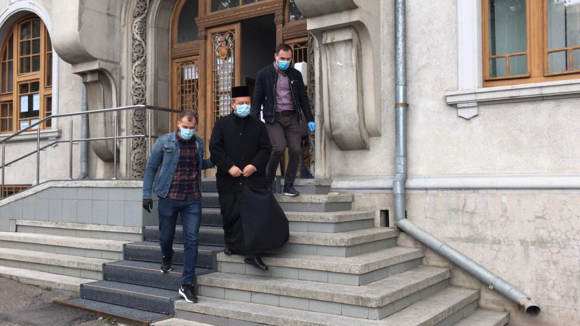 Fostul episcop de Huși Corneliu Bârlădeanu a scăpat de sechestrul pe avere! Fostul elev de la Seminarul Teologic și-a mărit pretențiile: acum nu mai vrea doar 200.000, ci cere 300.000 de euro drept daune morale!