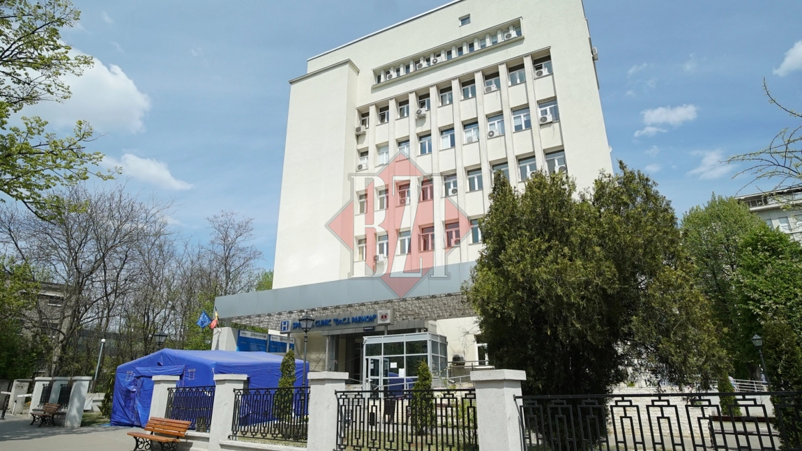 Şase cadre medicale au salvat viaţa unei paciente internată la Spitalul Clinic 