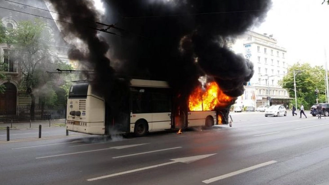 Un troleibuz a luat foc, duminică, pe Bulevardul Lascăr Catargiu, din Capitală - VIDEO