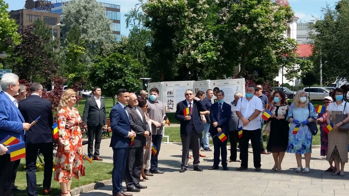 În această dimineaţă au loc manifestări în fata Prefecturii Iaşi dedicate Zilei Drapelului Naţional - FOTO, VIDEO