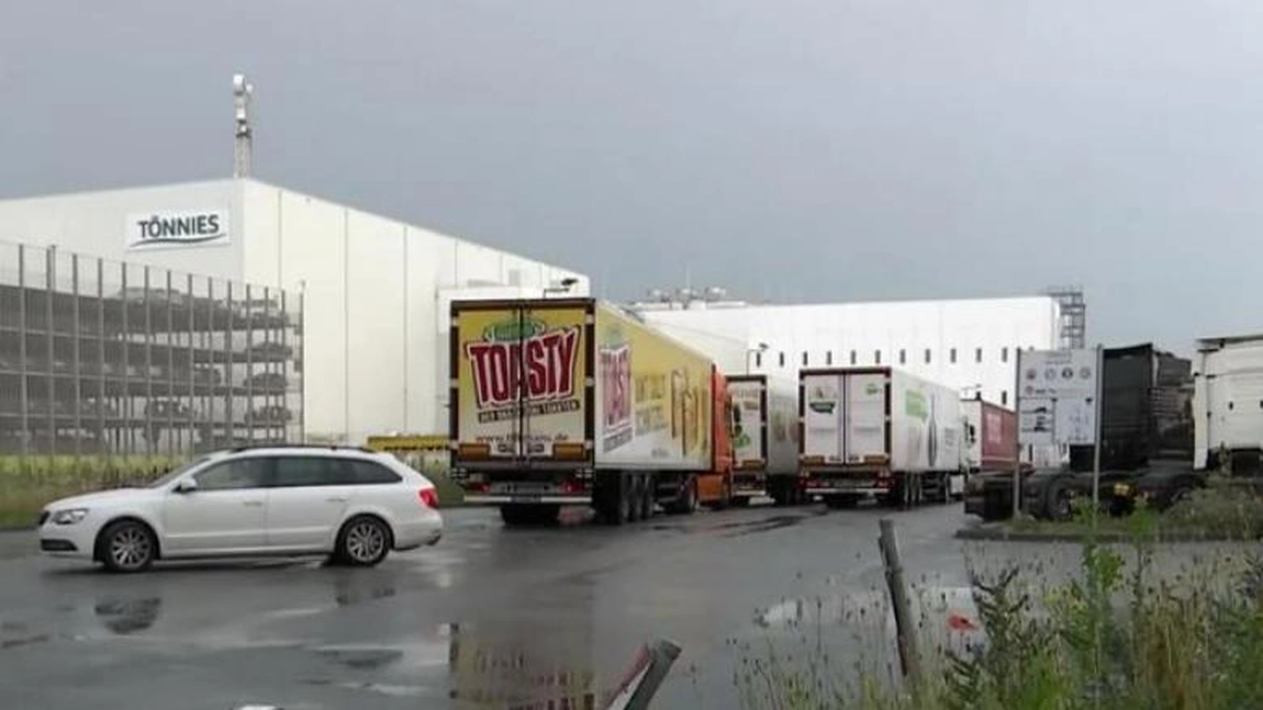 Dezvăluiri de la abatorul german: „Suntem tratați ca niște nimicuri! Ne închid telefonul în nas“