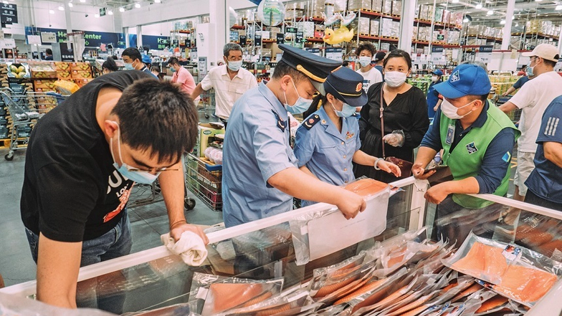 China a descoperit că sectoarele pentru carne şi fructe de mare ale pieţii angro de alimente din Beijing sunt grav contaminate cu noul coronavirus