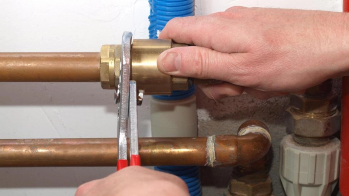 Un instalator fals a furat peste 40.000 de lei din mai multe apartamente din Sibiu