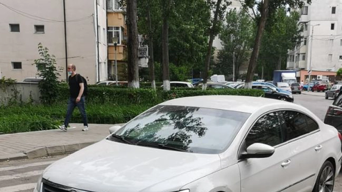Bizoni în trafic la Iaşi. Un şofer a parcat pe trecerea de pietoni