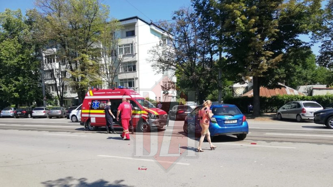 Accident rutier în Tătăraşi. A fost implicată o ambulanţă SMURD şi o maşină Toyota FOTO, VIDEO (EXCLUSIV)
